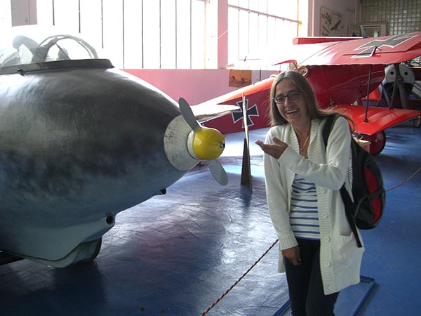 Teilnehmer am Minimumtreffen besichtigen seltene Flugzeuge und Luftsportgeräte in Merseburg.