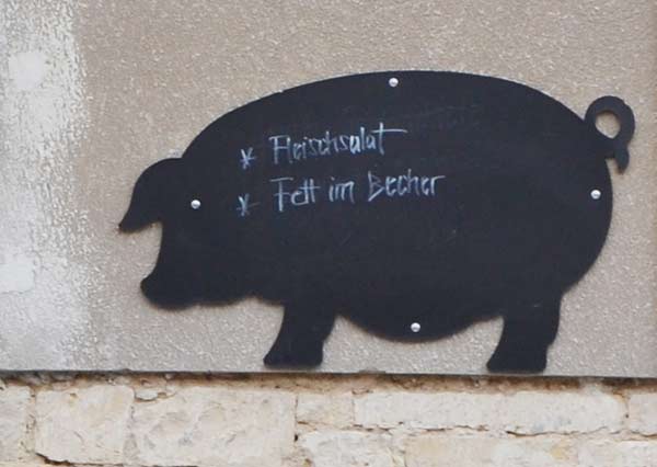 Teilnehmer am Minimumtreffen 2014 entdecken lustige Werbung im Geiseltal.