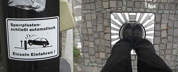 Teilnehmer am Minimumtreffen entdecken ein lustiges Schild.